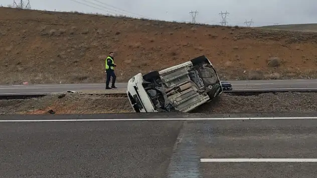 Konya'da bariyerlere çarpan otomobil devrildi: Aynı aileden 4 kişi yaralı