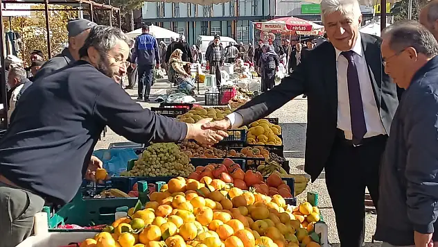 Konya'da Başkan Sefer pazarda esnaf ve vatandaşlarla buluştu