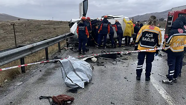 Konya'da bayram arefesi kahreden kaza! Baba oğul öldü, 4 kişi yaralandı