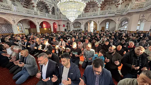 Konya'da bayram namazında camiler doldu