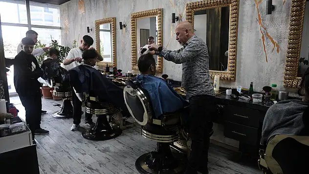 Konya'da bayram öncesi berberler dolup taşıyor: Gece 4'e kadar mesai yapıyorlar
