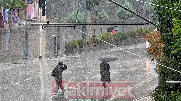 Konya'da beklenen sağanak geldi! Cadde ve sokaklar yağmura teslim oldu
