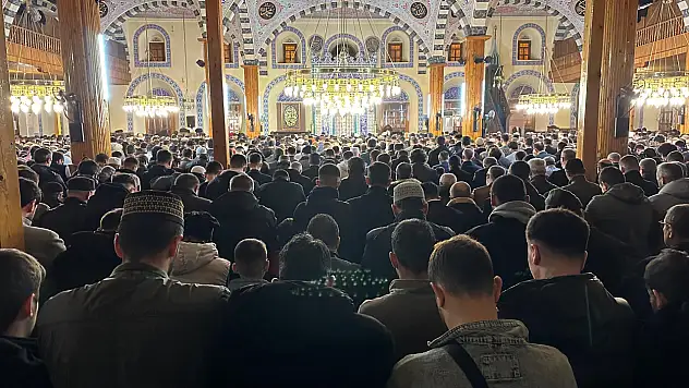 Konya'da Berat Kandili'nin bereketi Kapı Camii'nde paylaşıldı
