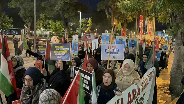 Konya'da binlerce kişi Filistin'e destek için meşalelerle yürüdü