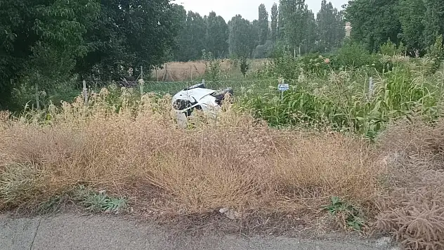 Konya'da bir araç mısır ekili araziye devrildi: 2 yaralı