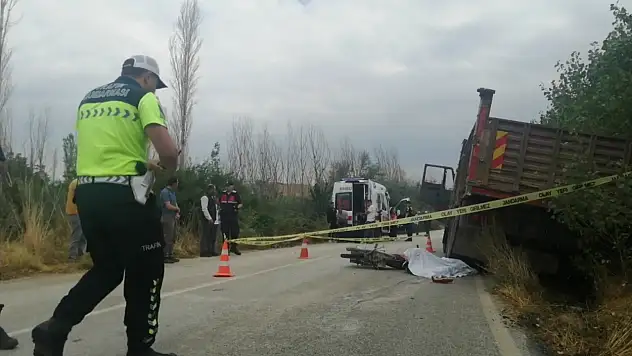 Konya'da bir belediyeye ait kamyon kazaya karıştı: 19 yaşındaki sürücü kurtarılamadı