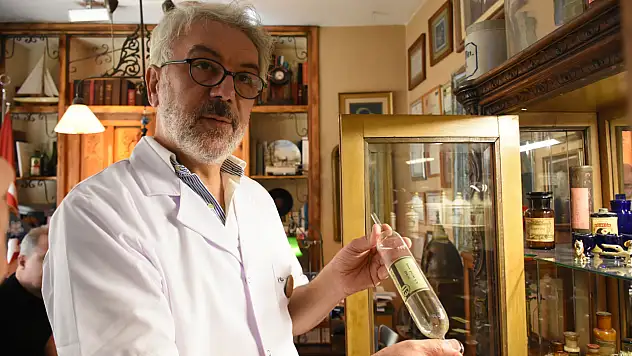 Konya'da bir eczacı, binlerce parçalık eczacılık koleksiyonunu eczanesinde sergiliyor