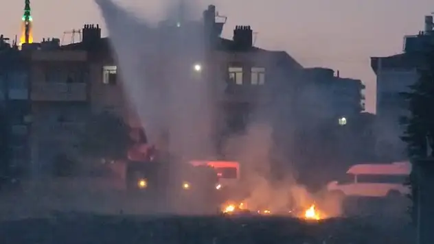 Konya'da boş arazide yangın paniği: İtfaiye ekipleri sevk edildi