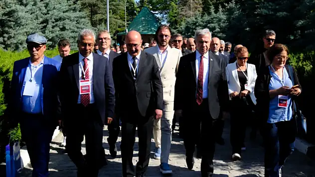 Konya'da bulunan Yavaş, Nasreddin Hoca Türbesini ziyaret etti!