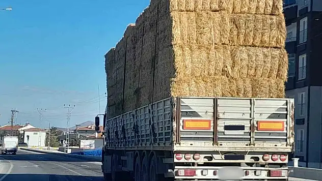 Konya'da çadırsız balya yüklü tırın tehlikeli yolculuğu