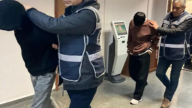 Konya'da çaldıkları motosikleti parçalarken yakalandılar