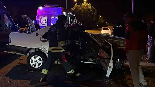 Konya'da can pazarı: 2 otomobil çarpıştı! 5 kişi yaralandı