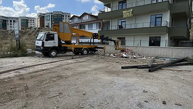 Konya'da çatıya demir çıkarırken feci kaza! İşçi vinçten düştü