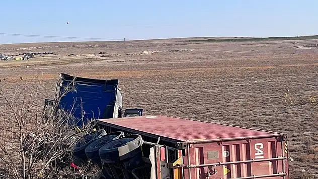 Konya'da çekici devrildi: Ekipler sevk edildi