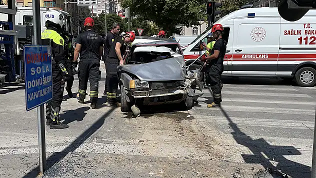 Konya'da dehşet anları! Araç hurdaya döndü, 2 kişi yaralandı