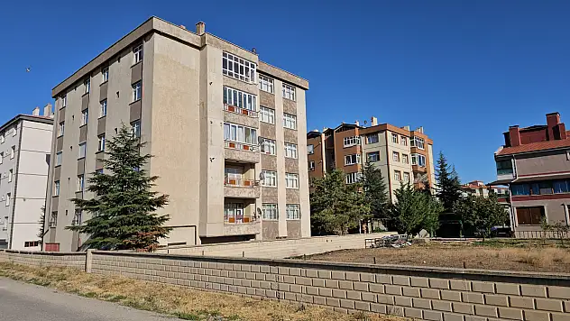 Konya'da depremden etkilenen 5 katlı bina tahliye edilip mühürlendi
