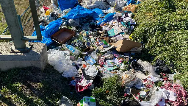 Konya'da dere kenarı çöp deposu oldu, yol sorunu çözüm bekliyor!