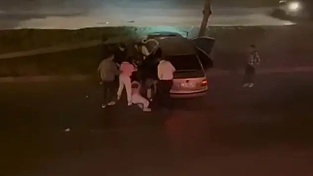 Konya'da direğe çarpan otomobildeki 4 kişi yaralandı