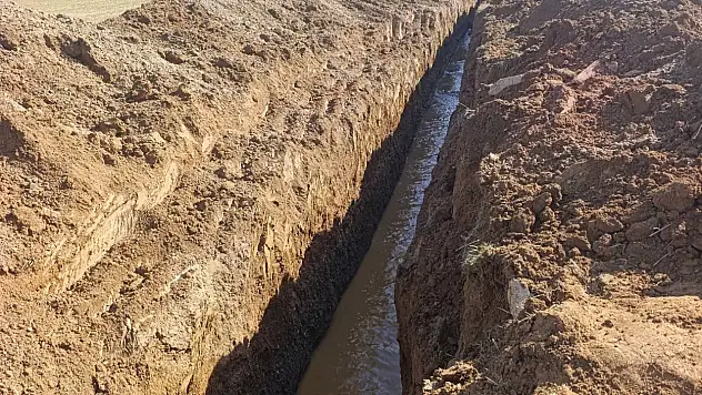 Konya'da doğa sürprizi: Kuru ova göle döndü, sular tahliye ediliyor