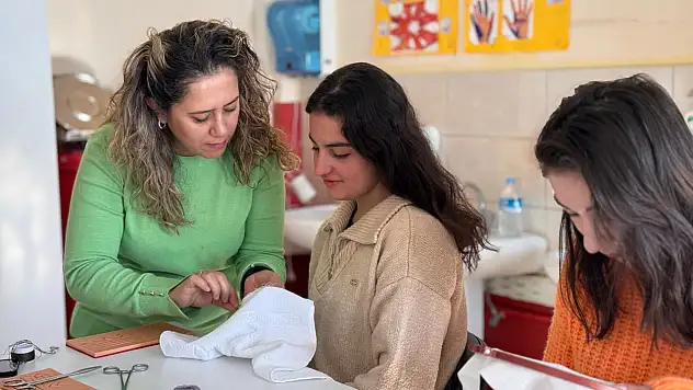 Konya'da doğum dikişinden önce nakış eğitimi: Ebeler etamin işliyor