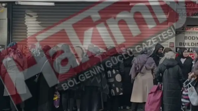 Konya'da dondurucu soğukta indirim mesaisi: Vatandaşlar saatlerce açılışı bekledi!