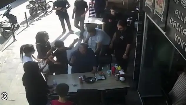 Konya'daki dönercide panik anları! Polis memuru hayatını kurtardı