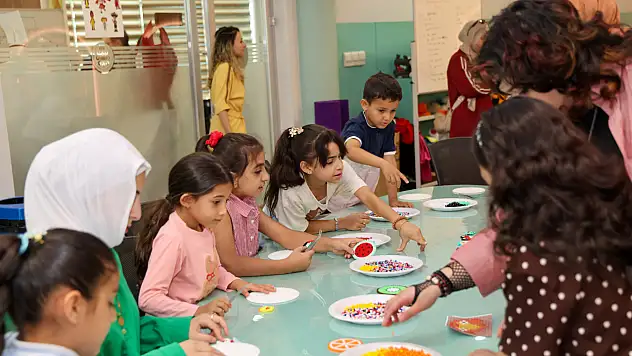 Konya'da duygu dolu buluşma: Filistinli minikler Türk ve Filistin bayraklarını tasarladı