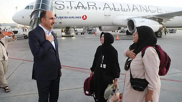 Konya'da duygusal buluşma! Umre için giden ilk kafile geri döndü