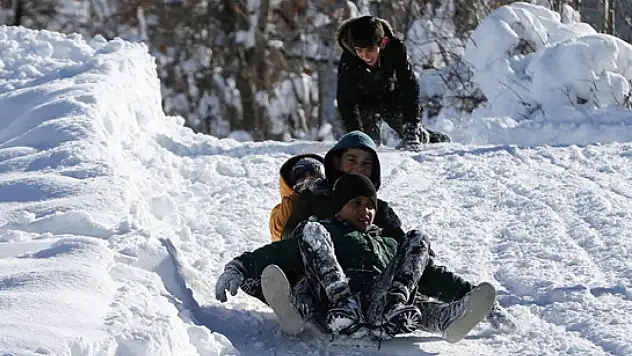 Konya'da eğitime kar engelli: 2 ilçede okullar tatil edildi!