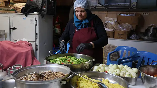 Konya'da emekli öğretmen, engelli ve kimsesizlere el uzatıyor: 'Anne' diye hitap ediyorlar