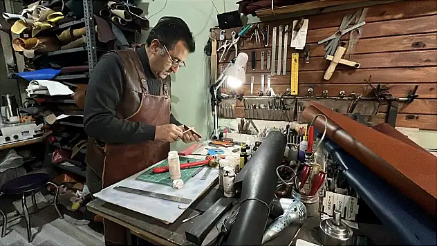 Konya'da eşiyle üretiyor, saatleri sanata dönüştürüyor