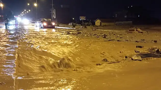 Konya'da etkili olan sağanak hayatı olumsuz etkiledi
