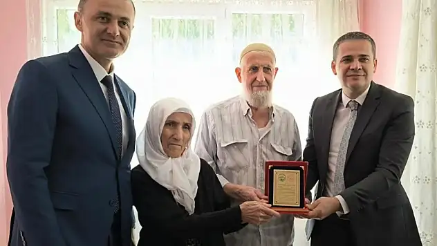Konya'da evlilikleri yarım asıra ulaşan çiftlere özel jest