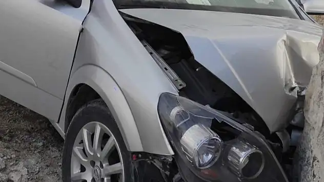 Konya'da feci kaza! Otomobil avlu duvarına çarptı: 4 yaralı