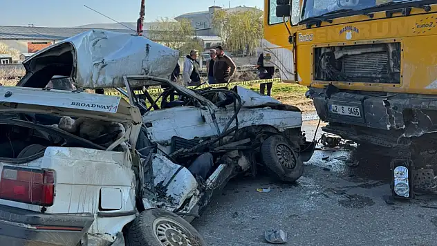 Konya'da feci kaza! TIR'ın metrelerce sürüklediği otomobilin sürücüsü hayatını kaybetti