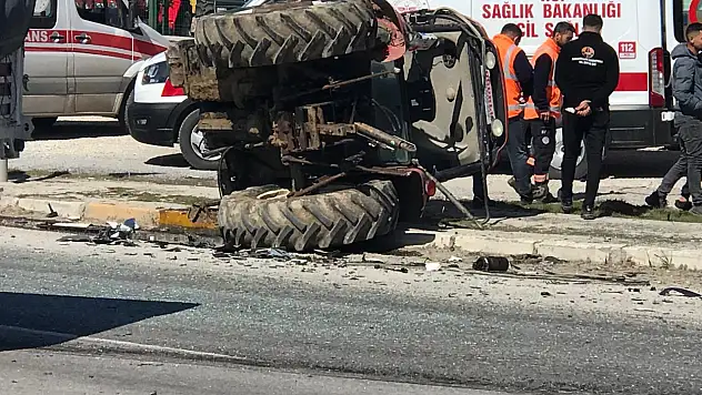 Konya'da feci kaza! TIR'la çarpışan traktör ikiye bölündü: 2 yaralı