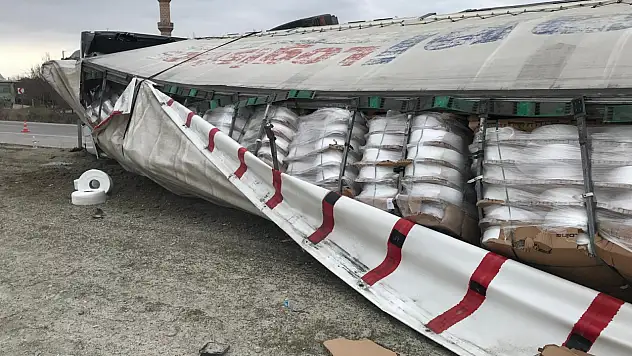Konya'da feci kaza! TIR refüje çarpıp devrildi: 1 yaralı
