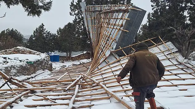 Konya'da fırtına ahırı yıkıp geçti: Çiftçi destek bekliyor