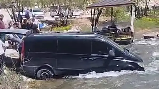 Konya'da freni boşalan minibüs çaya uçtu!
