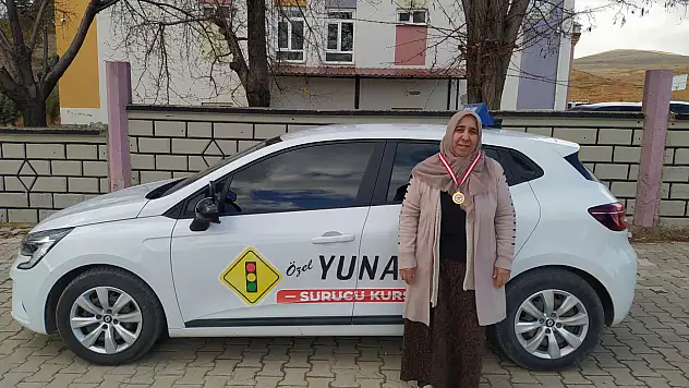 Konya'da geç kaldım demedi, 60 yaşında ehliyet aldı