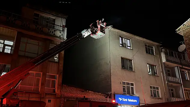Konya'da gecenin karanlığını apartmandaki yangın aydınlattı!