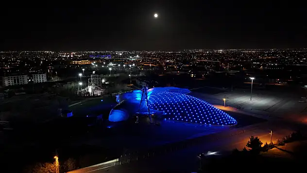Konya'da geceyi aydınlatan anlamlı mesaj