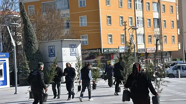 Konya'da geleceğe yatırım: 1 saat içinde 4 bin tanesi ücretsiz dağıtıldı