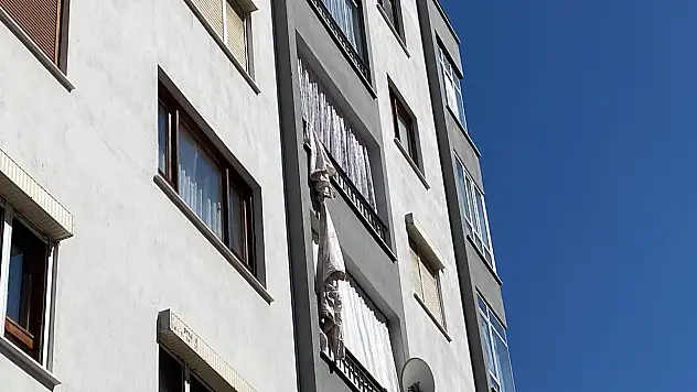 Konya'da genç kız balkondan düşerek yaralandı