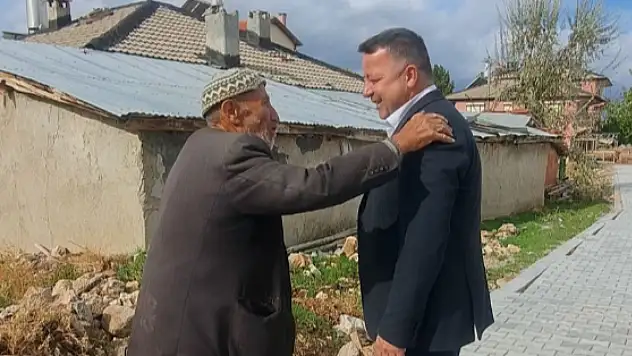 Konya'da gönülleri ısıtan görüntü: Başkan Yılmaz ile Mehmet amcanın samimi sohbeti gülümsetti!