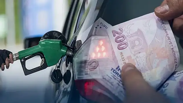 Konya'da görenler şoke oldu: Pompaya yansıyan zam sonrası fiyatlar dikkat çekti!