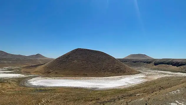Konya'da görenleri şaşırtan manzara! Meke Gölü bambaşka bir görünüme büründü