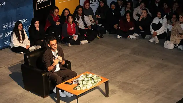 Konya'da 'Gri Koç' rüzgarı: Gençler salonlara sığmadı