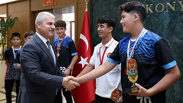 Konya'da güreşin geleceği emin ellerde: Türkiye şampiyonlarından anlamlı ziyaret