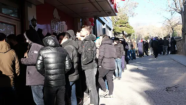 Konya'da haberi duyan sıraya koştu: Soğuk havada saatlerce beklediler!